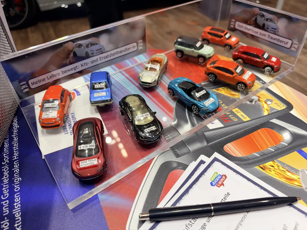 Modellautos für das Verkaufsspiel am Messestand