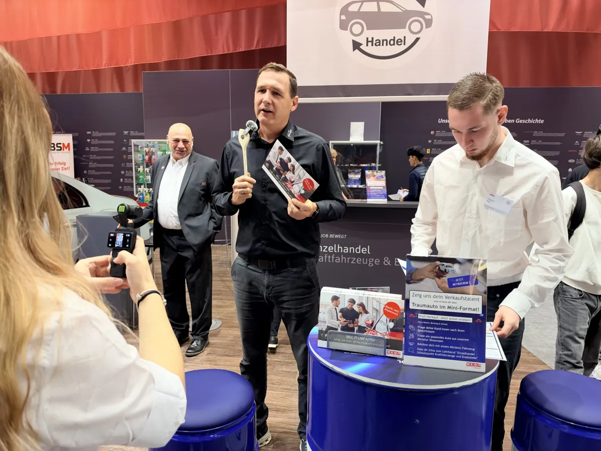 Interview am Messestand für Social Media